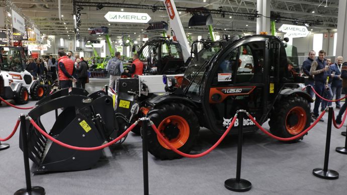  - Bobcat dévoile en exclusivité un télescopique compact, le TL 25.60 Agri. Sa capacité de levage atteint 2,5 tonnes pour une hauteur de levage de 6 m. Le point le plus haut de la cabine atteint 1,93 m, pour une largeur de 1,84 m.