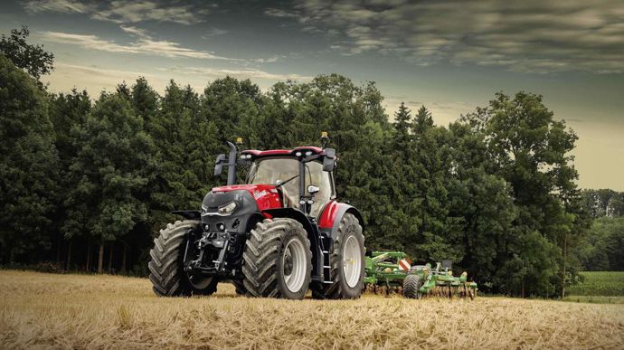 Case IH complète sa gamme de tracteurs Optum par le haut avec l’Optum 340 CVX Drive. La série compte désormais quatre modèles, couvrant une plage de puissance de 250 à 340 ch. Bien qu’il offre une puissance supérieure de près de 30 ch à celle de l’Optum 300, l’Optum 340 bénéficie du même poids à vide et du même réservoir de GNR.