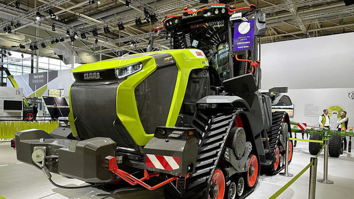 C’est l’une des surprises de cette édition d’Agritechnica ! Alors que le nouveau tracteur Xérion de Claas était attendu, le tractoriste allemand a fait le buzz avec une version autonome de ce monstre de puissance. Ce Xérion 12.590 Terra Trac a été équipé de nombreux capteurs de type Lidar et de systèmes vidéo, combinés à des technologies de planification d’itinéraire et de contrôle des processus. Il combine l’équipement pour l’automatisation Co-Pilot et le dispositif d’autonomie Auto-Pilot.