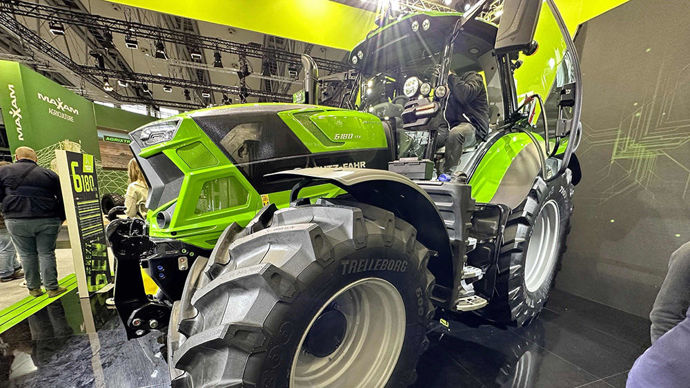 Deutz-Fahr a profité d’Agritechnica pour lancer ses nouveaux tracteurs de la série 6 TTV. La série comprend cinq nouveaux modèles de tracteurs à 4 et 6 cylindres. Le 6160.4 de 161 ch et le 6170.4 de 171 ch sont équipés d’un moteur Deutz à 4 cylindres tandis que les 6160, 6170 et 6180 de 161, 171 et 181 ch intègrent un bloc Deutz à 6 cylindres.