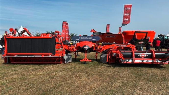 Kuhn expose sa faucheuse à disque et vis de groupage GMD 9530 RV. Avec une largeur de travail de plus de 9 m, la faucheuse offre la possibilité de « faucher et de grouper les andains en un seul passage sans système de conditionnement ». Le système de vis sans fin lui permet d'être relativement légère.