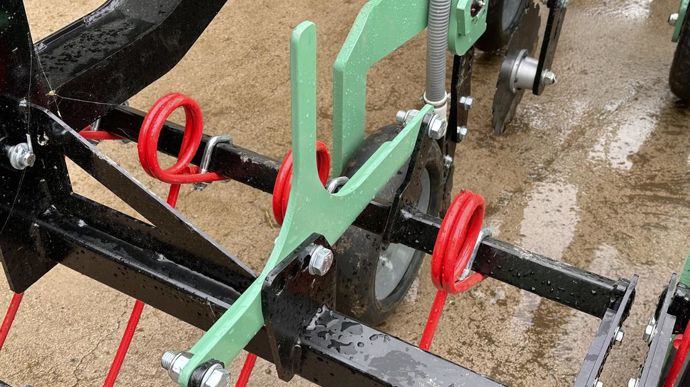 Il est possible d’équiper le semoir PLC Tech d’une herse à paille, conçue par les deux cousins. Tous les réglages sont mécaniques.