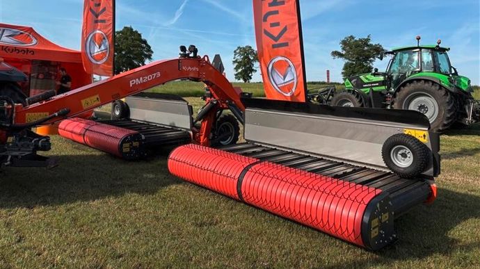 Kubota étoffe sa gamme fenaison avec deux modèles issus de la marque Roc. Le PM1038, compacte, bénéficie d'une largeur de transport de 3 m. Il peut être attelé à l'avant comme à l'arrière du tracteur, et se prête au travail en région vallonnée. Son grand frère, le PM2073, se compose de deux éléments pour une largeur maximale de 7,30 m, et une dépose latérale ou centrale.