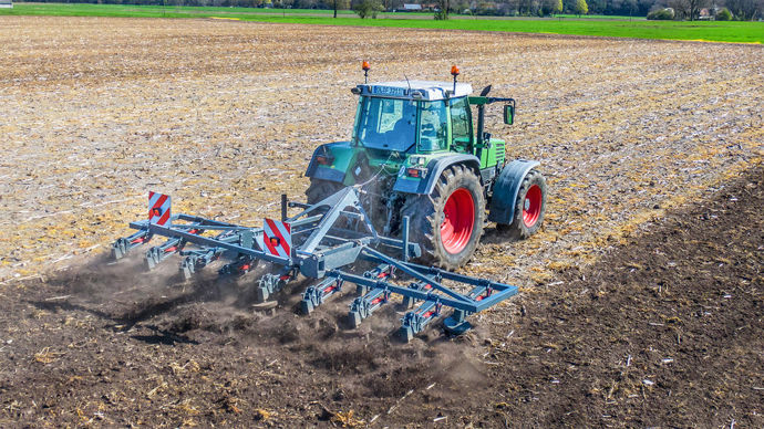 Saphir présente le GrindStar, un déchaumeur conçu pour conserver le plus possible l’humidité dans le sol après la récolte. L’engin embarque des rotors à entraînement passif qui ne travaillent que sur les deux premiers centimètres. Chaque rotor de 75 cm de diamètre est monté sur parallélogramme. Le GrindStar combine les avantages d’un mulcheur et d’une herse.