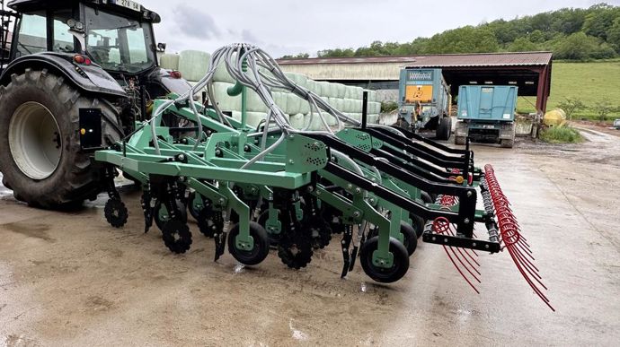 Le semoir inventé par Paul et industrialisé par Rémi est volontairement très costaud, avec de l’acier HLE S700. Toutes les soudures sont réalisées par leurs soins.