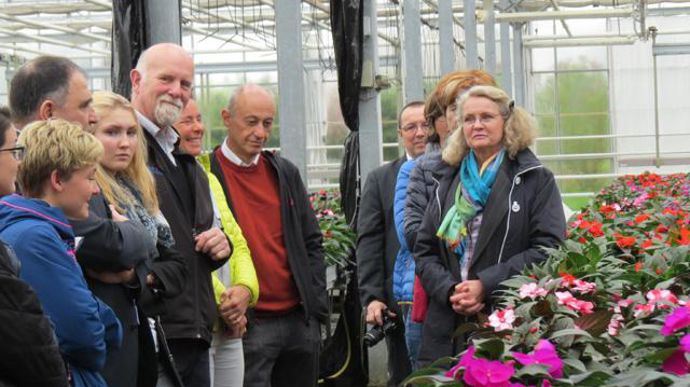 ©Odile Maillard La délégation du lycée horticole et de paysage de Munich (Allemagne) a rendu visite à Végépolys et Plante & Cité, a rencontré la direction des espaces verts d'Angers. Par ailleurs une visite de l'exploitation horticole du lycée a permis de parler expérimentations et projets spécifiquement développés au Fresne pour le marché allemand (cométique, huiles essentielles, aromatiques bio). 