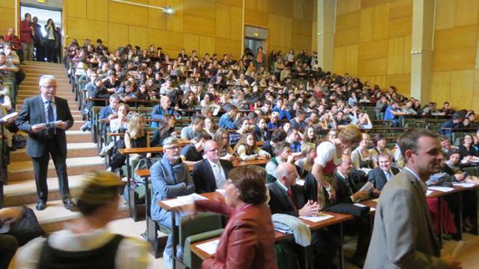 ©Odile Maillard Le 40è anniversaire a été l'occasion d'inviter tous les élèves et professeurs présents ce vendredi 22 avril. Amphitéâtre plein pour écouter les témoignages de celles et ceux qui ont eu la chance de partir à l'étranger et s'ouvrir à d'autres cultures. 
