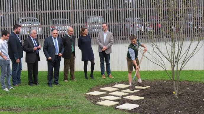 ©Odile Maillard Un arbre de l'amitié a été planté devant l'entrée du lycée en souvenir du 40è anniversaire. 
