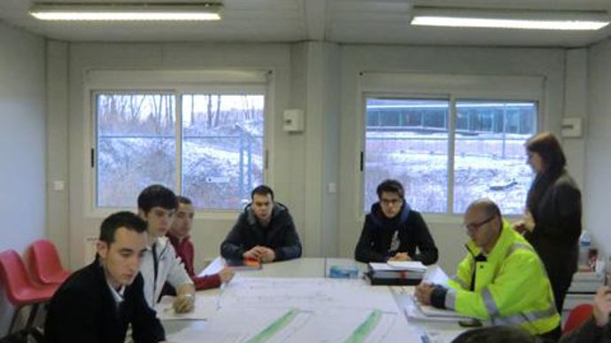 01. Réunion de l'équipe des BTS pour la planification et la coordination avant lancement du chantier. Réunion avec la présence de l'aménageur (SERL), la maîtrise d'oeuvre (Agence Hors Champs) et l'entreprise adjudicataire des travaux d'espaces verts (Green Style).