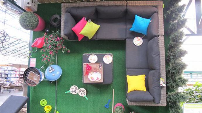 ©Odile Maillard Jardinerie Intratuin Zevenhuizen (Pays-Bas) : cette décoration de terrasse est fixée à la verticale sur un mur, pour donner le ton, mais avec plus d'effet spectaculaire…. 