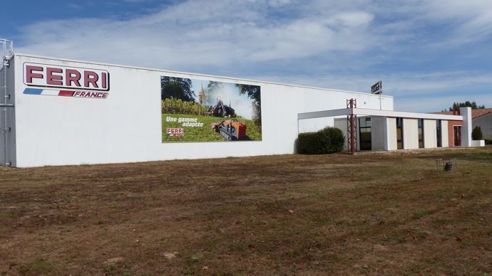 Les locaux de Ferri France, à Rabastens (Tarn), ouverts en 2003, 1 800 m2 sur un terrain de 20 000 m2 avec l'administratif, l'atelier, le montage des machines, les bancs d'essai, les pièces détachées. 