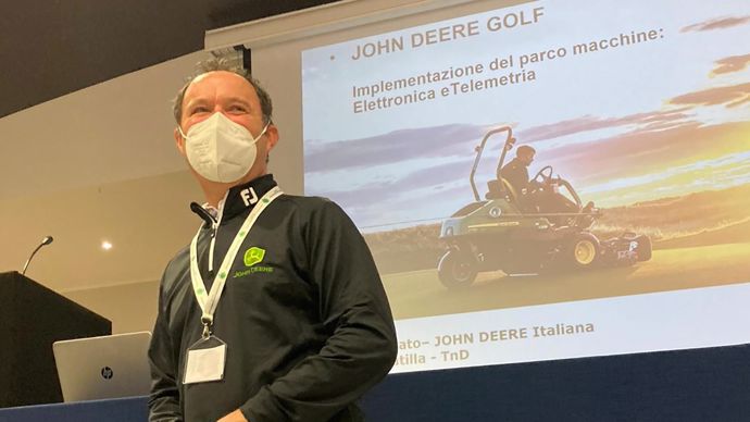 John Deere explique aux intendants de golf italiens ses investissements en matière d'électronique embarquée de télémétrie.