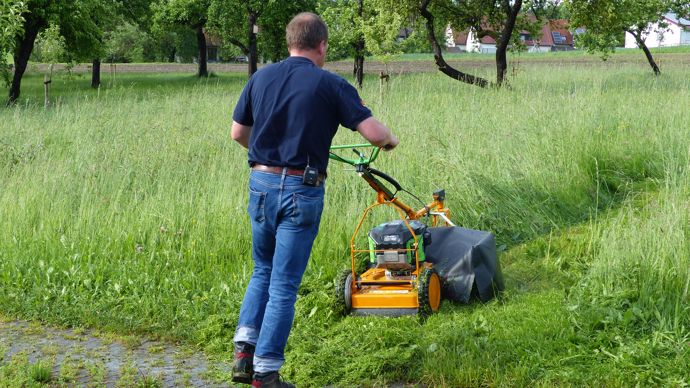 AS-Motor est le premier constructeur à proposer sur le marché des tondeuses-débroussailleuses à batteries, ici l'AS 21 qui est une des machines les plus vendues dans l'histoire de l'entreprise.