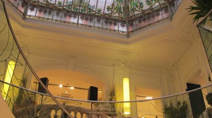 ©P.Fayolle Le site dans lequel a été ouvert le magasin offre un décor exceptionnel avec une verrière particulièrement en phase avec le nouvel usage des lieux. Il s'agit d'un ancien hôtel où se tenaient des soirées prestigieuses, devenu par la suite préfecture, entre autres usages. 