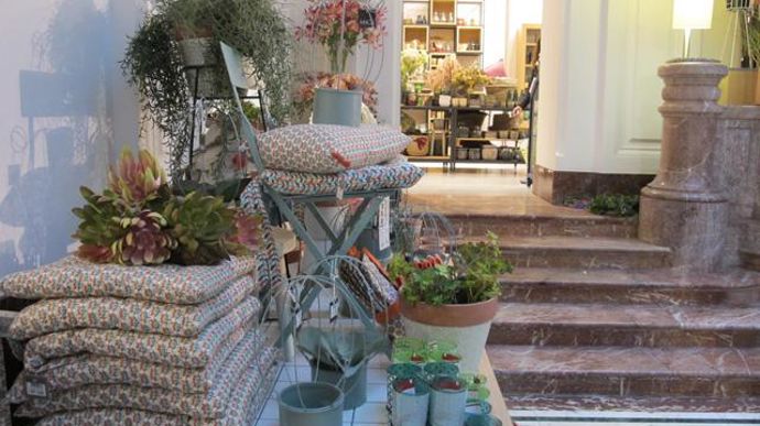 ©P.Fayolle Le cadre permet des mises en scène originales de la gamme du magasin, dans lesquelles peuvent se projeter facilement les clients. 