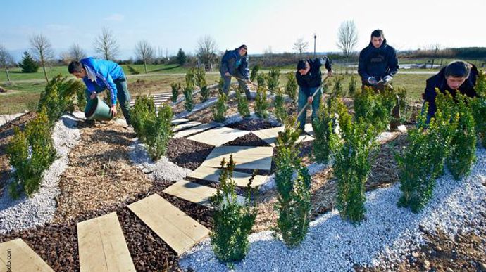 03. Le jardin de Coriolis …/… Un contraste de couleurs chaudes et froides aspire le regard au centre du jardin. La pouzzolane illustre la force volcanique, la matière végétale représente la vie et les forces de la nature. Les abords surélevés créent une impression d'aspiration vers le centre.