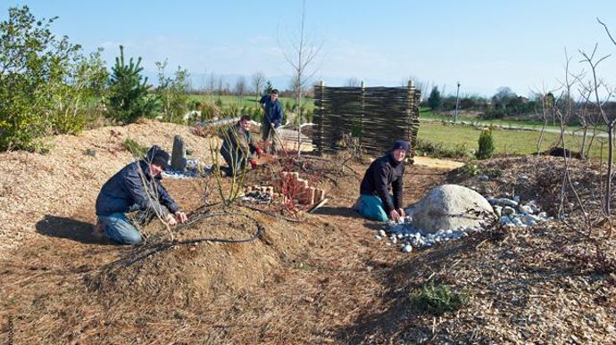 05. Harmonie d'oppositions …/… Une circulation libre à plusieurs entrées et un îlot central déclinent une mixité des oppositions des massifs, avec un accompagnement de matières et de couleurs plus vaste. Un élément minéral valorise le végétal.