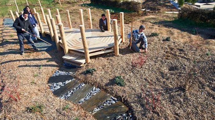 07. Retrouvailles en couleurs …/… A son extrémité, le ponton offre un point de vue sur les retrouvailles de couleurs opposées quelques pas plus tôt. Un élément végétal plus fort domine tous les autres : un magnolia rosé. Un petit chemin discret, serpentant en pas japonais, permet de quitter cette traversée.