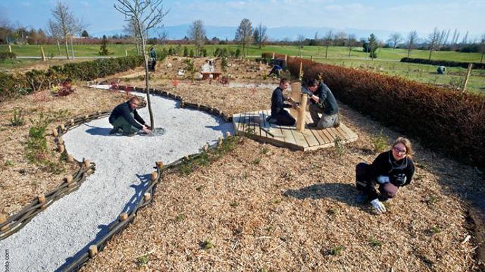 09. Le sentier des émotions …/… Sur la droite, une terrasse en châtaignier inspire la neutralité. Des nandinas et des photinias dominent la butte. Un dégradé orange doux mène le visiteur hors du jardin.