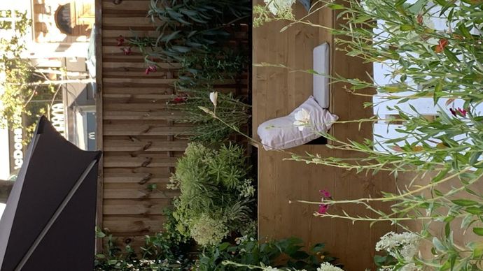 10.Sous le soleil parisien, en juillet, les fleurs apportaient de la gaité. ©C. Bias