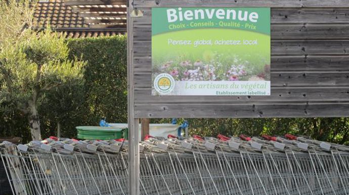© Valérie Vidril Les horticulteurs utilisent la signalétique du réseau HPF auquel ils adhèrent pour accueillir les visiteurs. 