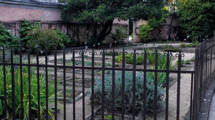 La partie historique du jardin est protégée par des murs d’enceinte circulaires. ©Léna Hespel