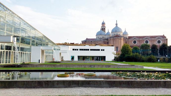 Les serres, imaginées par l’architecte Giorgio Strappazzon, sont autonomes en électricité grâce aux panneaux solaires disposés sur leurs toits. ©Léna Hespel