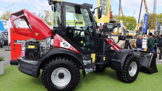 La chargeuse articulée électrique V8e (charge utile de 1,9 t) de Yanmar.