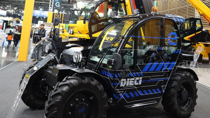 Chargeur télescopique électrique Apollo e26.6 de Dieci levant sa charge jusqu’à 6 m.