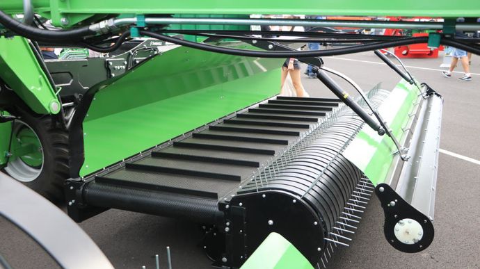 L’andaineur à tapis Samasz à largeur variable de 9 à 10,6 mètres, se démarque par la possibilité d’installer un tapis plus agressif adapté aux fourrages secs.
