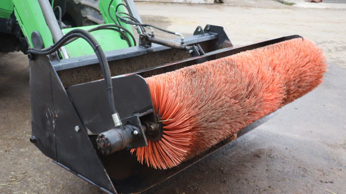 - Le moteur est installé directement au bout de la brosse. L’opérateur doit donc être vigilant à cause du déport supplémentaire.