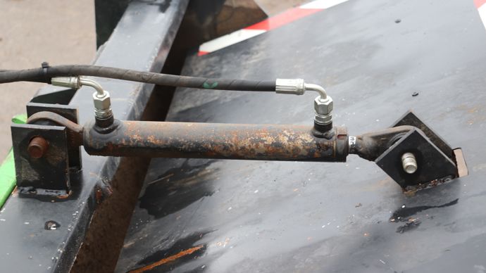 - Le vérin hydraulique, en plus de servir à régler la hauteur de la brosse, est utilisé pour lever complètement cette dernière et donc vider le bac.