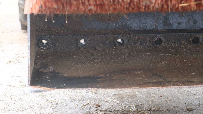 - Thomas a conservé les trous qui accueillaient les dents d'origine du godet. Grâce à ces derniers, en conditions humides, une partie du liquide est directement remise au sol.