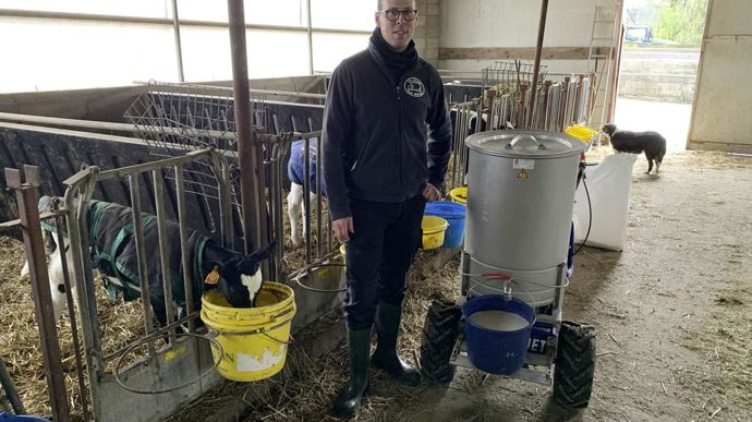 Julien a fabriqué son taxi lait pour faciliter la distribution du mélange à ses veaux.