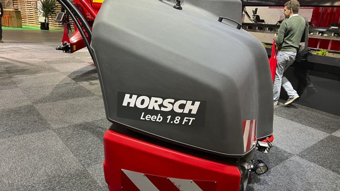  - Horsch propose la cuve frontale Leeb FT Pro pour augmenter la capacité de son pulvérisateur porté Leeb CS. La cuve est disponible avec une capacité de 1 200 ou 1 800 litres, en version Basic ou Pro.