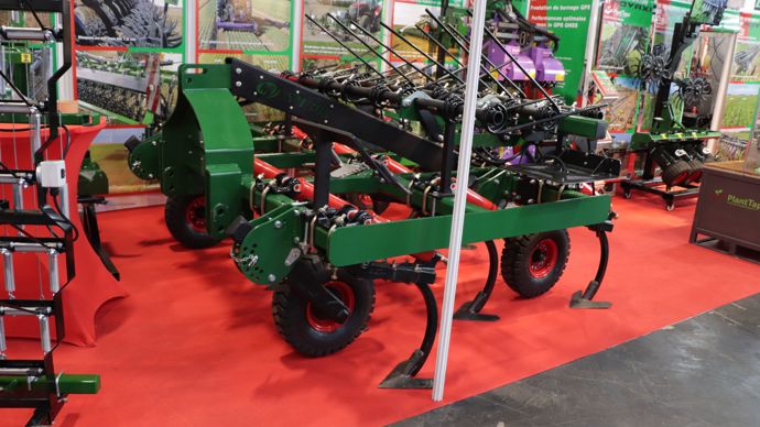 - Novaxi exposait sur son stand le SM 300, un scalpeur à dents. Cette machine a été développée avec les établissements Marechal, qui en assurent la production. La gamme est composé de machines portées fixes et repliables de 3 à 5 m.