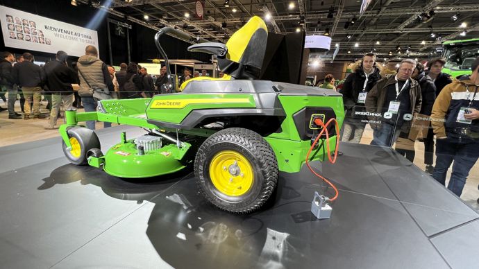  - John Deere dévoile son premier engin entièrement électrique. Il s'agit d'une tondeuse à gazon.