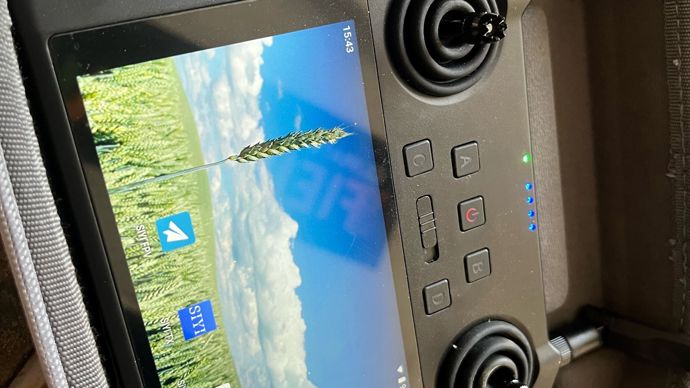 La télécommande qui peut être utilisée pour contrôler le rover est composé de deux joysticks et d'une interface tactile pour le programmer.