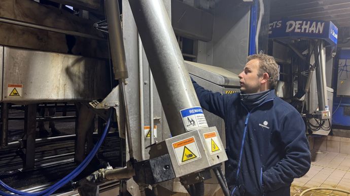 Pour Alexandre Smessaert, le gain de productivité et la baisse du coût d'entretien justifie l'achat d'un nouveau robot.