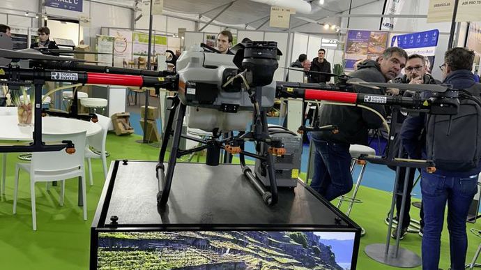 Ce drone équipé de buses, conçu par Digital Roots, est destiné à nettoyer et traiter les toitures des serres afin de maintenir un bon ensoleillement à l'intérieur.