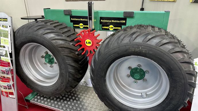 Labbé-Rotiel présente une solution pour améliorer la traction des remorques lors de la récolte des choux-fleurs. Un dispositif d'entraînement des crampons, animé par un moteur hydraulique se met en place entre les deux roues afin de transformer le véhicule en 4x4.