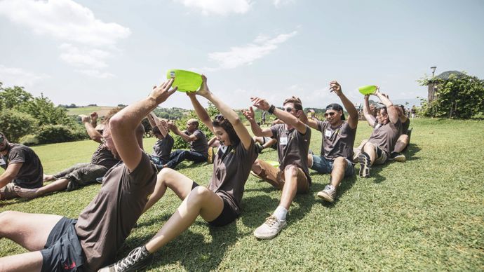 L’épreuve des « Chutes du Niagara » qui a eu lieu durant les olympiades consiste à faire passer la plus grande quantité d’eau possible entre tous les membres de l’équipe. Attention, précipitation pourrait être synonyme de douche.