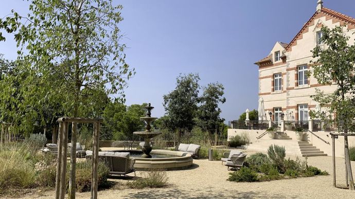 Devant la construction historique du site, un jardin de forme classique a été réhabilité.