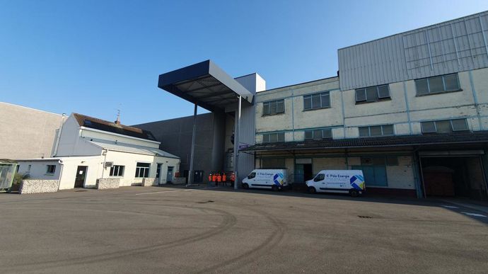 Le site Semences de France de la Chapelle d’Armentières réceptionne 94 000 q par an, toutes espèces confondues. Derrière le quai de réception se cachent 20 silos de 50 t chacun qui séparent la partie centenaire du site (à droite), de l’extension (à gauche) mise en service en 2019, juste avant les débuts du Covid.