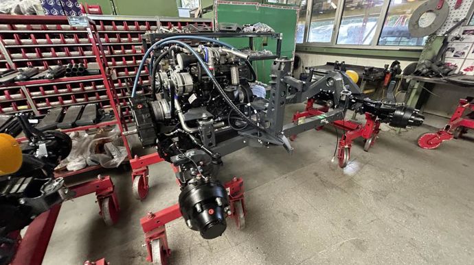 Les châssis des tracteurs Grip 4 70 sont fabriqués sur place. Après avoir été peints, ils reçoivent leur moteur et tous les éléments composant un tracteur.