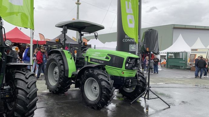La série 4E des tracteurs Deutz-Fahr gagne un inverseur électrohydraulique qui permet notamment la fonction Stop & Go ou de passer les vitesses via un bouton poussoir.