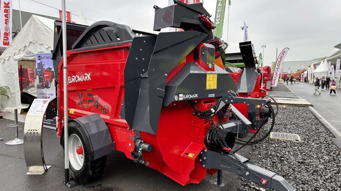 La 5e génération de pailleuses Euromark comprend deux pailleuses traînées de 4 et 6m³ (X-P4 et X-P6) et une pailleuse portée (X-P3) de 3m³, en versions goulotte latérale ou tournante.