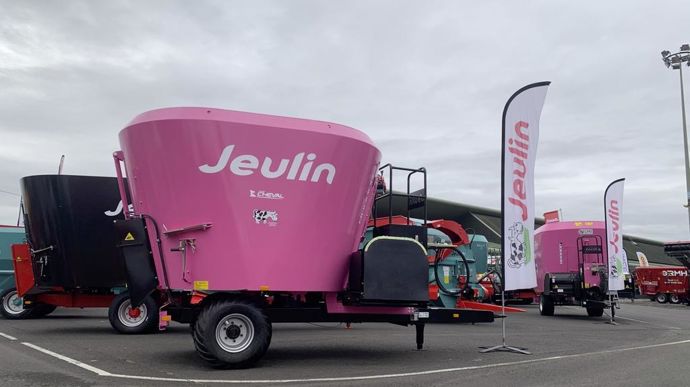 Jeulin dévoile des mélangeuses… de couleur rose. Une partie des bénéfices de la vente de ces machines sera donnée à des associations de lutte contre le cancer du sein.