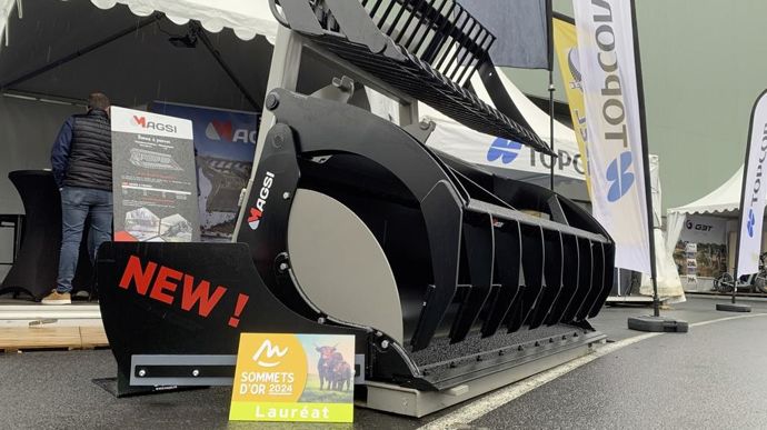 C’est le Prix de l’Astuce du Sommet de l’élevage 2024. Le repousse-fourrage Pushmags de Magsi s’intègre au flanc de la benne à grappin, et permet de ne pas changer d’outil.
