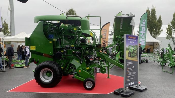 La gamme F5-500, composée de 4 modèles, reprend la partie « Presse » de la presse-enrubanneuse Fusion 4 de McHale pour des balles de 1,25 m de diamètre et 1,23 m de large.